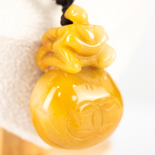17 - VARIEGATED JADE NECKLACE formed of 73 SMALL BEADS suspending a CARVED VARIEGATED BROWN shading to GR... 