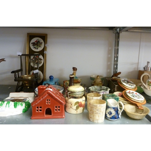 18 - A SELECTION OF CERAMIC AND WOODEN ITEMS TO INCLUDE; SMALL JUGS, BOWLS, COASTERS, CANDLE HOLDERS, FLO... 