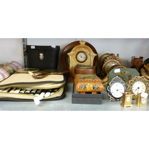 18 - A SELECTION OF CERAMIC AND WOODEN ITEMS TO INCLUDE; SMALL JUGS, BOWLS, COASTERS, CANDLE HOLDERS, FLO... 