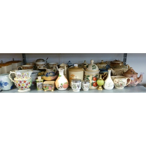 36 - A QUANTITY OF CERAMIC ITEMS TO INCLUDE - TEAPOTS, BISCUIT BARREL, TEA, COFFEE AND SUGAR STORAGE JARS... 