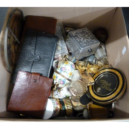 37 - A LARGE MIXED COLLECTION OF COMPACTS, FOUR LEATHER WALLETS, GLASS, TRINKET BOXES, STRATTON TIE PIN A... 