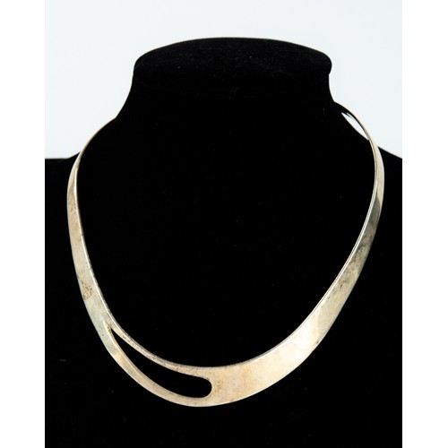 139 - 925 MARK SILVER SMOOTH CHOKER/COLLAR NECKLACE with pierced front, 0.98oz