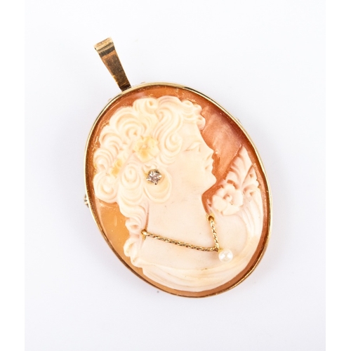 156 - 9ct GOLD FRAMED OVAL SHELL CAMEO BROOCH/PENDANT, depicting a classical female head with tiny pearl n... 