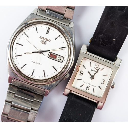 39 - GENT'S 'SEIKO 5' AUTOMATIC DAY-DATE WRIST WATCH, stainless steel, with integral flexible bracelet, b... 