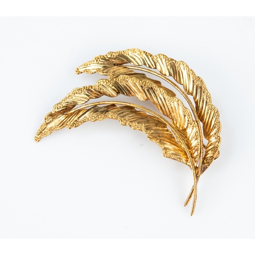137 - 9ct GOLD 'C' SCROLL DOUBLE LEAF PATTERN BROOCH, 6.5gms