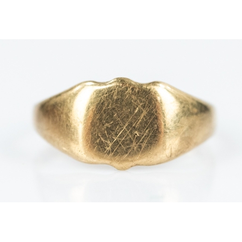 133 - 9ct GOLD SIGNET RING, 2.6gms, ring size 'Q'