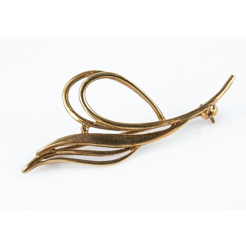 131 - 9ct GOLD SCROLL BROOCH, 2.4gms