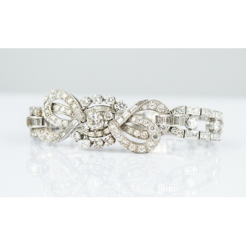 118 - ART DECO PLATINUM AND DIAMOND LINK BRACELET WITH BOW PATTERN TOP SET WITH A CENTRE ROUND BRILLIANT C... 