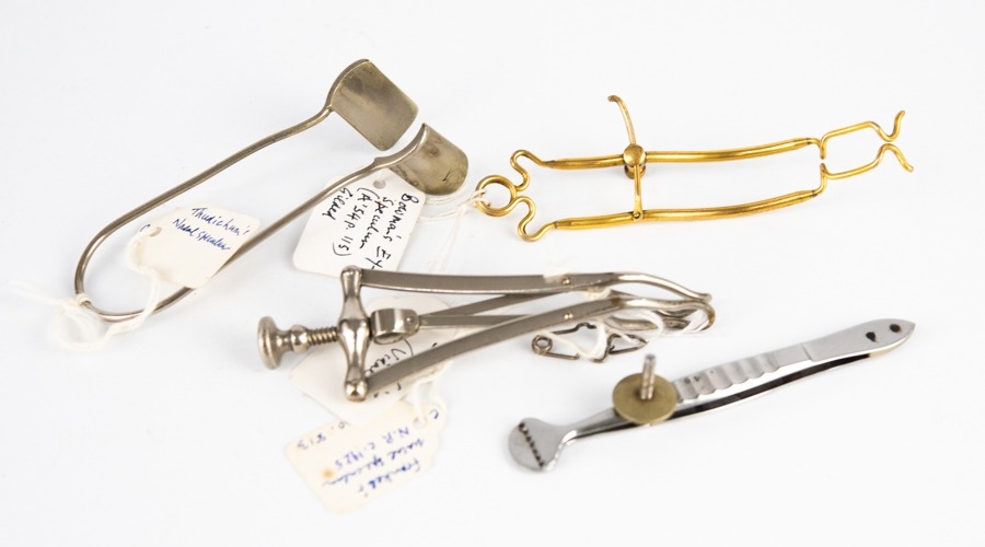 SELECTION OF VINTAGE SURGICAL INSTRUMENTS/IMPLEMENTS to include a mid ...