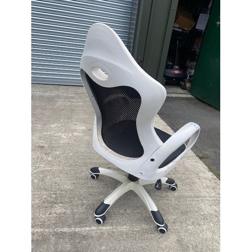 183 - Black & white office chair