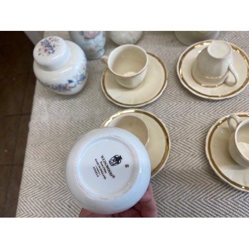 160 - Collection of various bric-a-brac including Wedgewood, 24k Gold Edged Chokin plates & Vintage 1940's... 