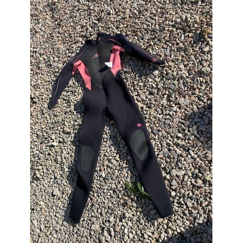 33 - Childs/Teen wet suit - Section S12