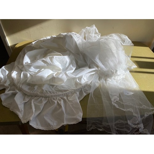 35 - White wedding hoop skirt + 3/4 veil with head piece - Section S7