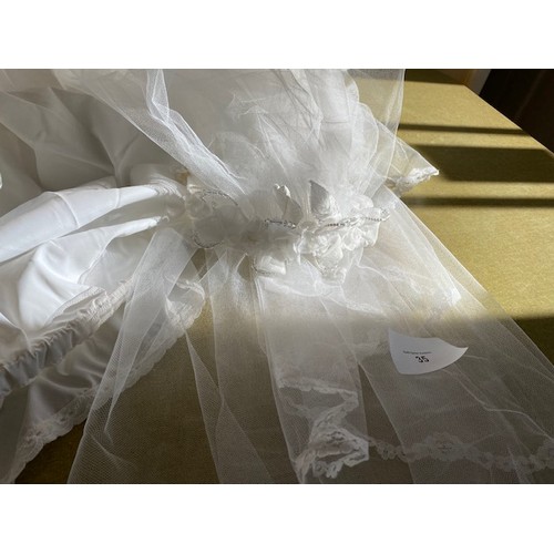 35 - White wedding hoop skirt + 3/4 veil with head piece - Section S7