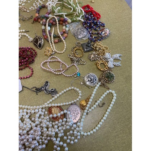 220 - Collection of various jewelry - Section O14