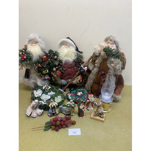 253 - Selection of Christmas decorations - Section S2