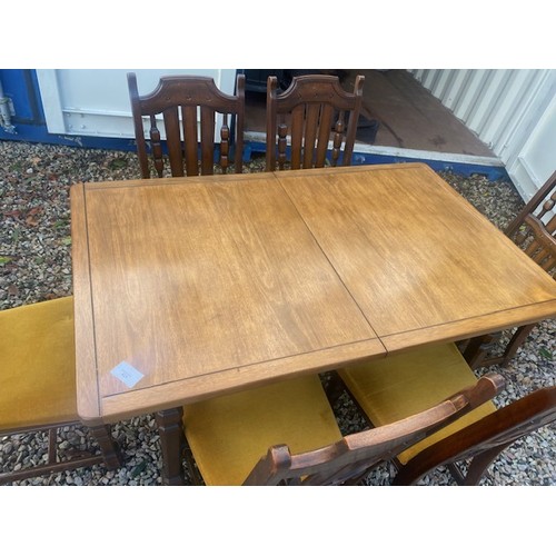 425 - Vintage Dining table with 6 Chairs 

PLEASE NOTE: after photographing the chair pads have been remov... 