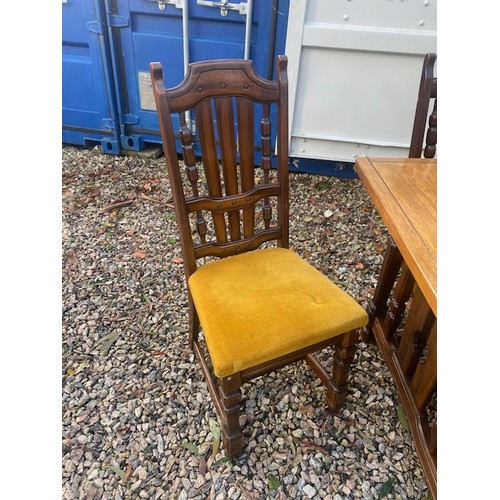 425 - Vintage Dining table with 6 Chairs 

PLEASE NOTE: after photographing the chair pads have been remov... 