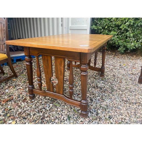 425 - Vintage Dining table with 6 Chairs 

PLEASE NOTE: after photographing the chair pads have been remov... 