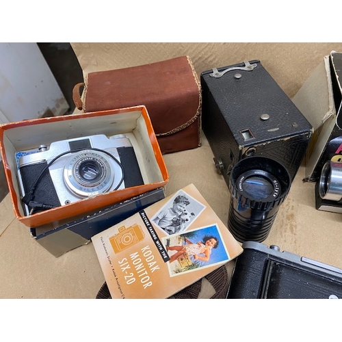 562 - Misc collection of vintage cameras - Section O9