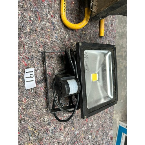 191 - Screwfix Builders Light + Black out side lights (no plug) - Viewing section: S3