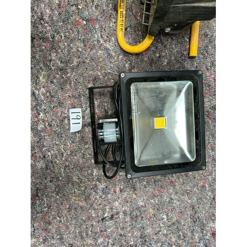 191 - Screwfix Builders Light + Black out side lights (no plug) - Viewing section: S3