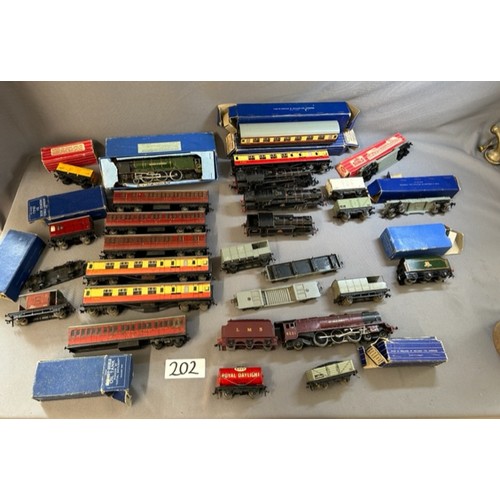 202 - Hornby Model Railway Trains & Carriages - Viewing section: O17