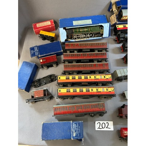 202 - Hornby Model Railway Trains & Carriages - Viewing section: O17