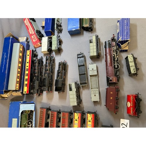 202 - Hornby Model Railway Trains & Carriages - Viewing section: O17