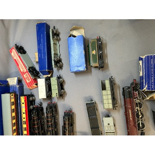 202 - Hornby Model Railway Trains & Carriages - Viewing section: O17