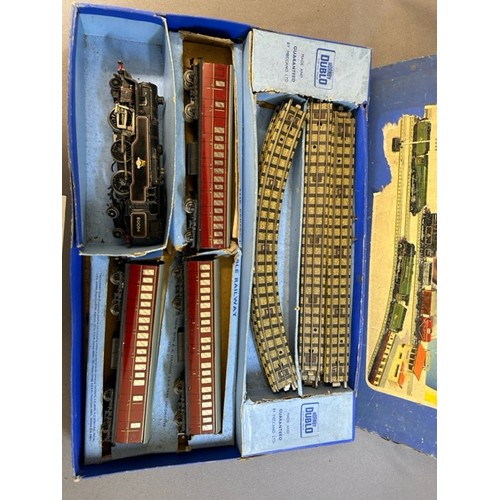 203 - Hornby Dubo Electric Train - Viewing section: O16