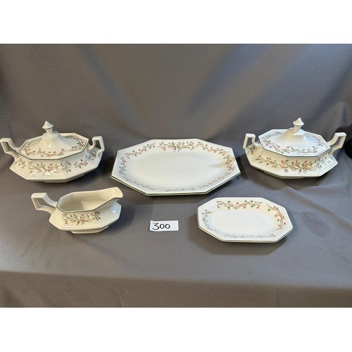 300 - 2 x Lidded Vegetable dishes, 1 x Large Meat plate, 1 x Large gravy boat & Saucer - Viewing section: ... 