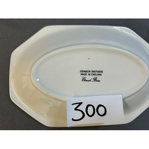 300 - 2 x Lidded Vegetable dishes, 1 x Large Meat plate, 1 x Large gravy boat & Saucer - Viewing section: ... 