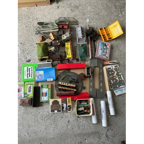 456 - Selection of Model Railway Items  - Viewing section: O11