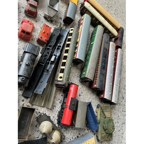 457 - Selection of Model Railway Items  - Viewing section: O11