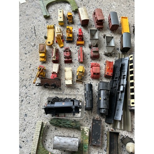 457 - Selection of Model Railway Items  - Viewing section: O11