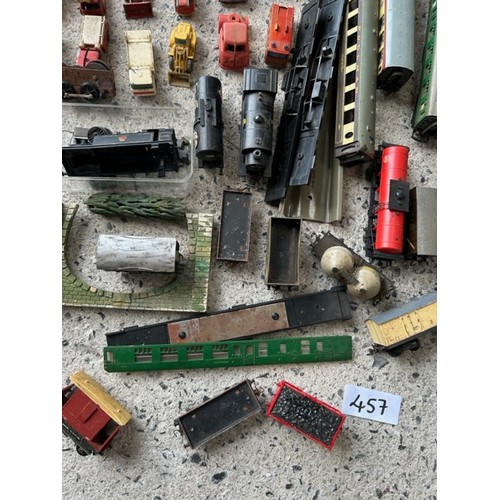 457 - Selection of Model Railway Items  - Viewing section: O11