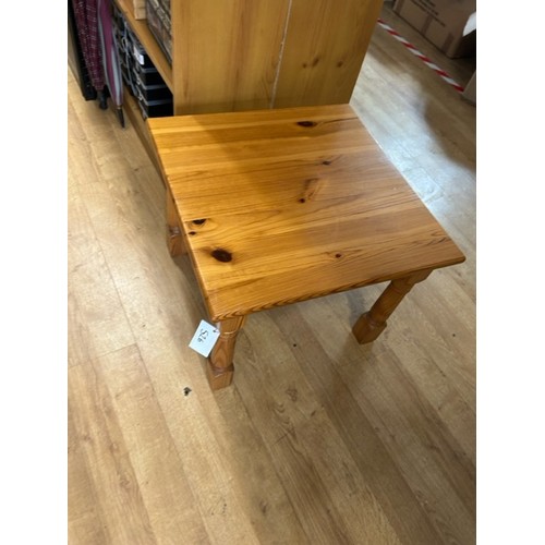 526 - Square pine table - 55cm and 43cm tall - Viewing section: S1