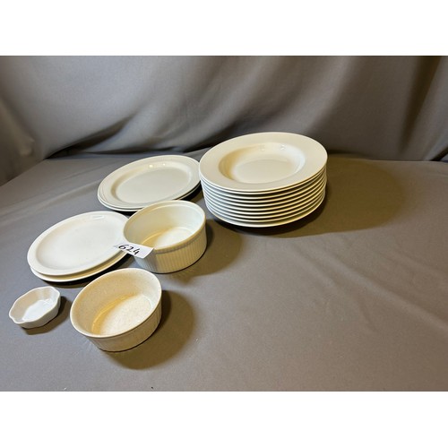 624 - Selection of commercial plates x12, x12 bowls & x2 saucers - Viewing section: O9