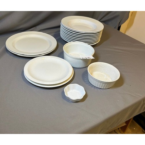 624 - Selection of commercial plates x12, x12 bowls & x2 saucers - Viewing section: O9