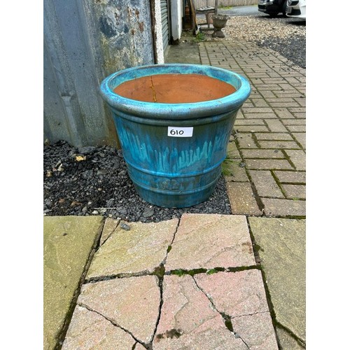 610 - Large Plant pot (cracked down the side) - Viewing section: OS