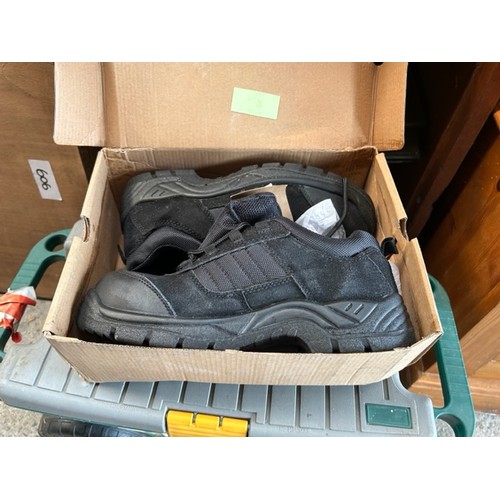 735 - Steel Toe cap trainers -  New condition - size 43 - Viewing Section: S8