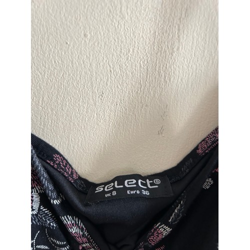 59 - Selection of clothing and 1x pair of size 5 slippers - Viewing Section: O25