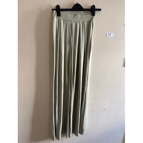 59 - Selection of clothing and 1x pair of size 5 slippers - Viewing Section: O25