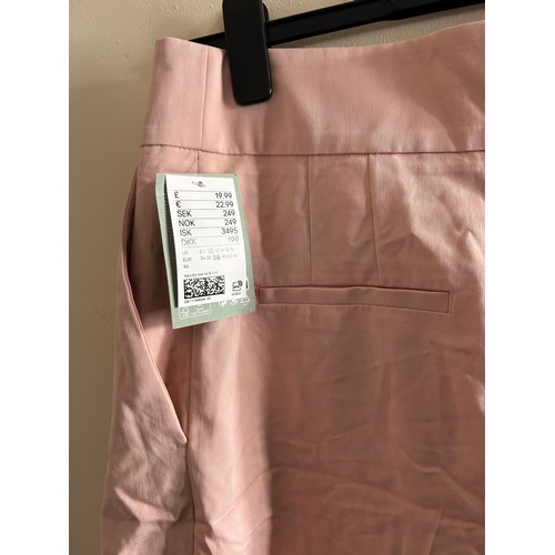 59 - Selection of clothing and 1x pair of size 5 slippers - Viewing Section: O25