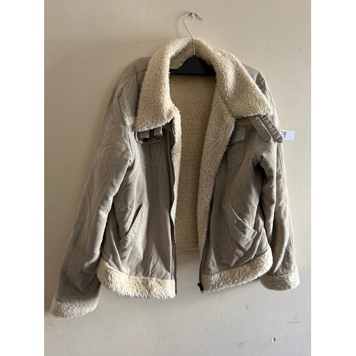 59 - Selection of clothing and 1x pair of size 5 slippers - Viewing Section: O25