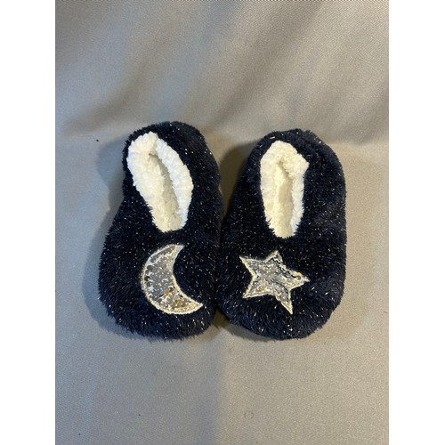 59 - Selection of clothing and 1x pair of size 5 slippers - Viewing Section: O25