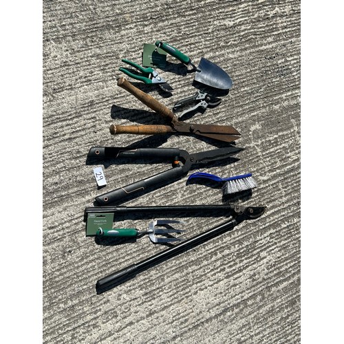 29 - Selection of garden tools - Viewing Section: S4