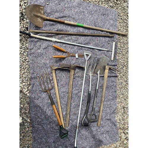 76 - Selection of garden tools - Viewing Section: S11