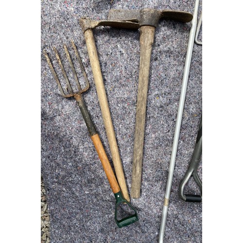 76 - Selection of garden tools - Viewing Section: S11